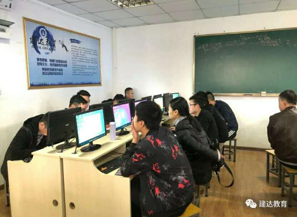 重庆在工地上做电工  都要求考建委电工了